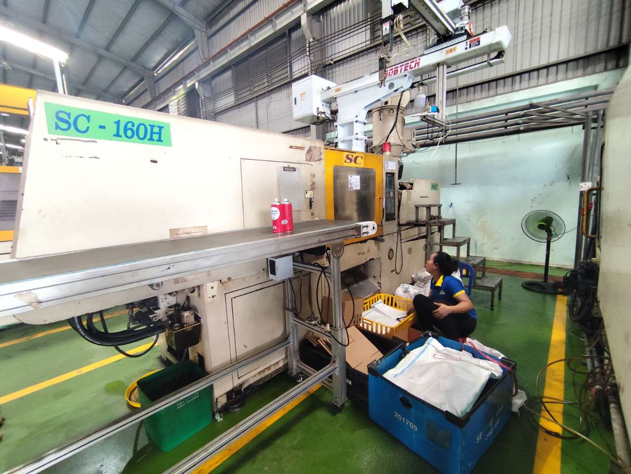 Plastic robotic injection molding machine 2.jpg